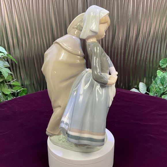 Lladro Figurine Boy Trying to Kiss Girl - Picture 5 of 6